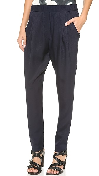 Шелковые брюки 3.1 Phillip Lim с мягкими складками, придающими модели объем