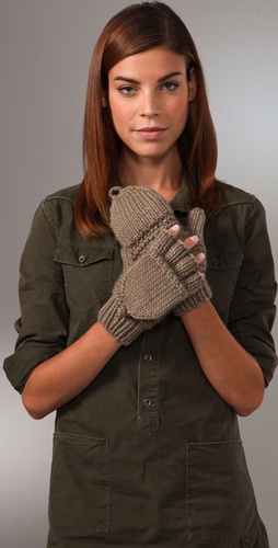 These leather gloves feature