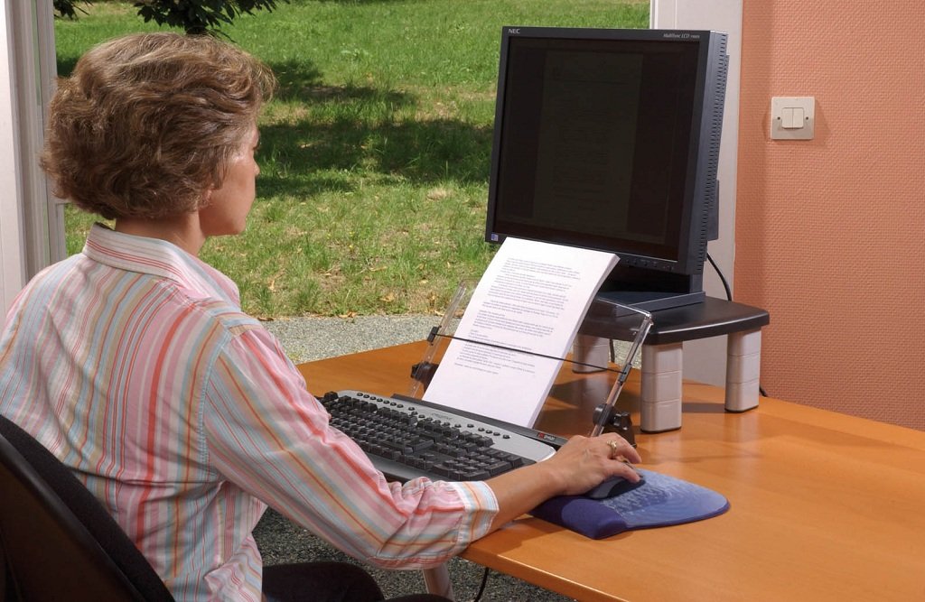 3M Compact Inline Copy Holder, 150 Sheet Capacity (DH630