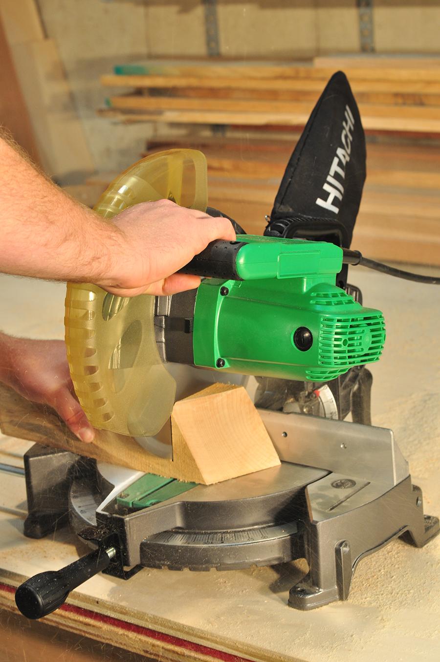 Hitachi C10FCE2 15Amp 10inch Single Bevel Compound Miter Saw Power