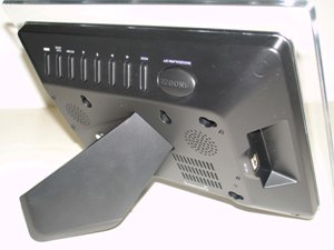 AXN-9905’s foldable kickstand & mounting holes AXN-9905’s foldable kickstand & mounting holes