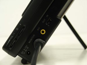 Connect one end of DIN cable to the monitor port of AXN-6979&rsquo;s main unit