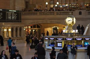 http://g-ecx.images-amazon.com/images/G/01/electronics/lenses/rokinon/85M/GrandCentral._.jpg