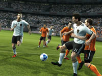 Holding off a defender as you pass to a teammate in Pro Evolution Soccer 2012