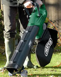 The mulching function of the Draper 45543 cuts leaves, sticks and other green waste into fine pieces and deposits them in the collection bag