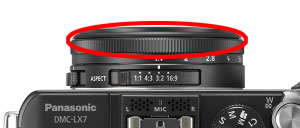 The aperture ring allows direct control of aperture setting