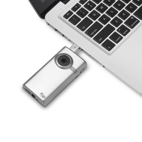 Connect the flip-out USB arm directly into your PC or Mac to launch pre-loaded FlipShare software