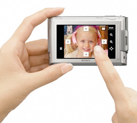 Details and colours are easily visible on the extra large touchscreen Details and colours are easily visible on the extra large touchscreen