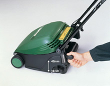 The Qualcast Elan 32 features a lever that enables you to change the height of cut