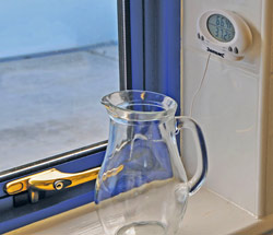 Silverline 675133 Indoor/Outdoor Thermometer in use