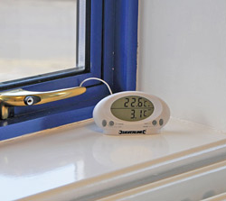 Silverline 675133 Indoor/Outdoor Thermometer in use