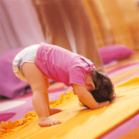 Baby in Windeln spielt