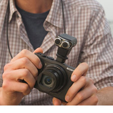 Anschließen von Mikrofon und anderem Zubehör über Multi Interface-Zubehörschuh.