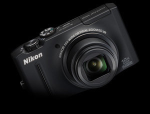 Die Nikon Coolpix S8100 in schwarz
