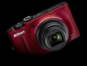 Die Nikon Coolpix S8100 in rot
