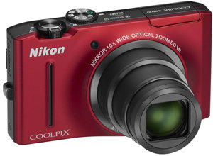 Die Nikon Coolpix S8100 mit Zoom-Objektiv