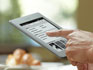 Kindle Touch eReader: Ger�t in der Hand im Cafe lesend