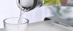 WMF Wasserkaraffe Basic ausgie&szlig;en