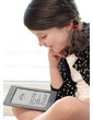 Liseuse Kindle Touch : une petite fille lit, avec Kindle Touch sur ses genoux.