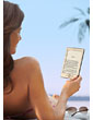 Lector de libros inal�mbricos Kindle: se lee como un libro de papel, incluso a plena luz, como ense�a la mujer que lee en Kindle cerca de la piscina