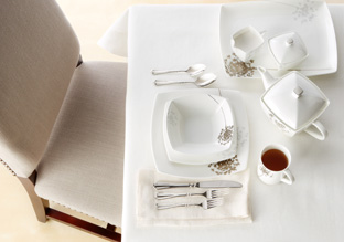 Stellen Sie den Tisch: Geschirr & Stühle!